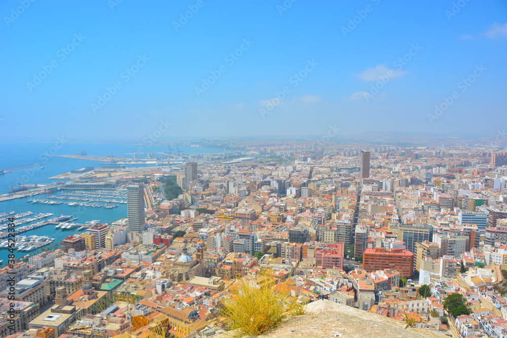 Fototapeta premium Vista panorámica de la ciudad, playa y puerto española de Alicante