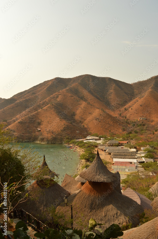 Φωτογραφία The stunning beaches and mountains of Parque Nacional Natural Tayrona in Santa M