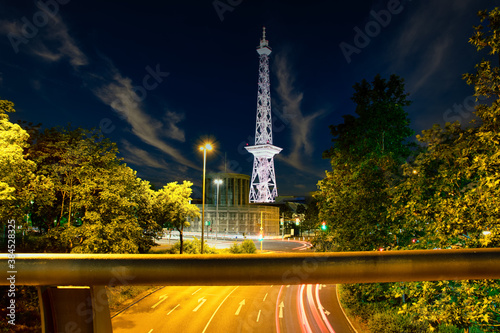 Obraz na płótnie The Berlin radio tower at night w salonie