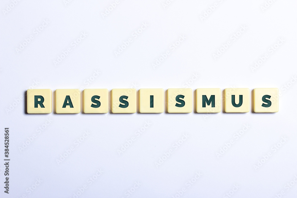 Rassismus in Buchstaben auf weißem Hintergrund Rassismus in Buchstaben auf weißem Hintergrund