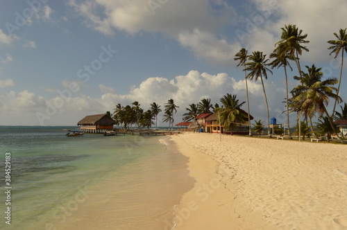 Fototapeta Naklejka Na Ścianę i Meble -  Sailing around the paradise islands and beaches of San Blas (Kuna Yala) in the Caribbean, Panama