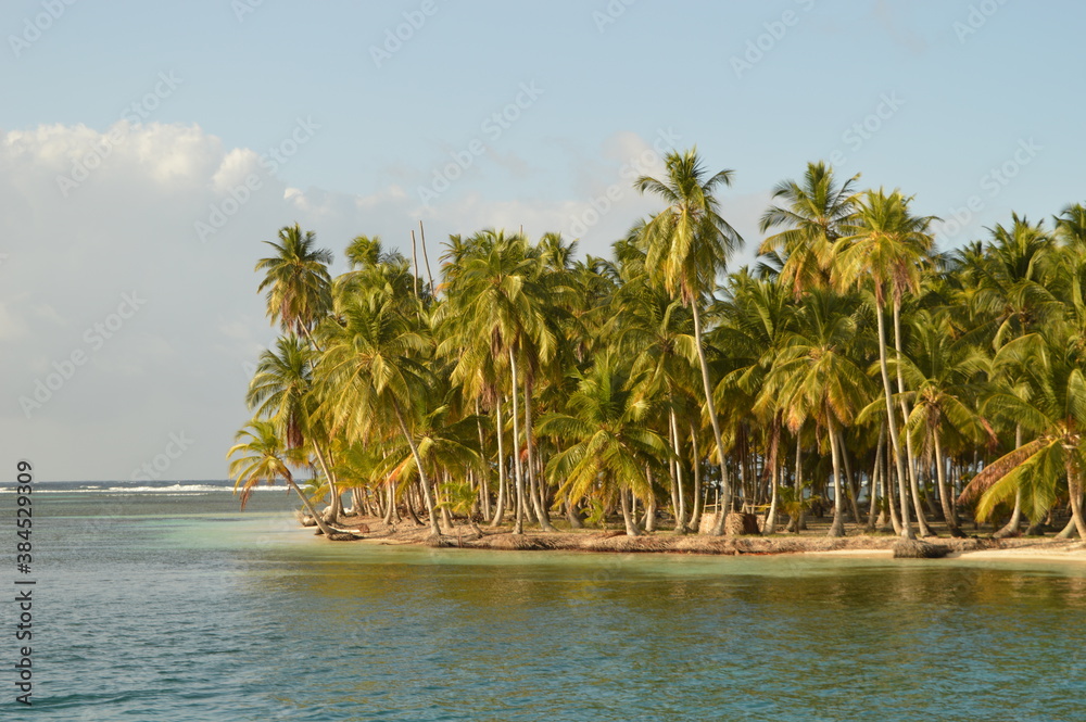 Sailing around the paradise islands and beaches of San Blas (Kuna Yala) in the Caribbean, Panama