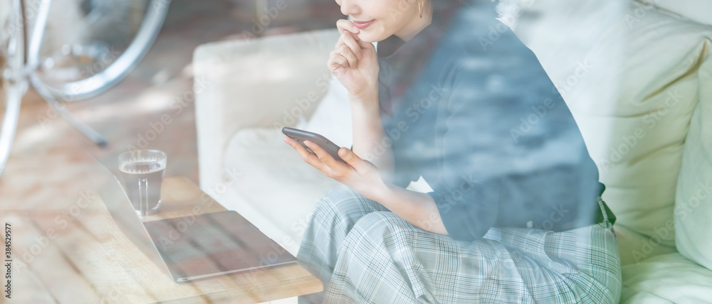 Obraz premium カフェ・女性