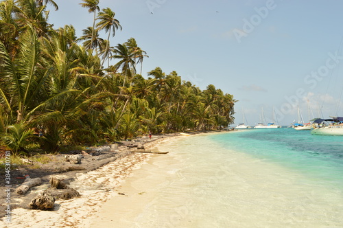 Fototapeta Naklejka Na Ścianę i Meble -  Sailing around the paradise islands and beaches of San Blas (Kuna Yala) in the Caribbean, Panama