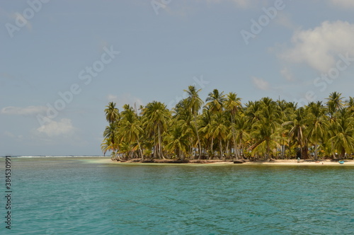 Sailing around the paradise islands and beaches of San Blas (Kuna Yala) in the Caribbean, Panama