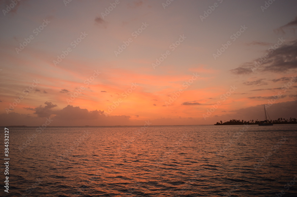 Sailing among the paradise beaches and islands of San Blas / Kuna Yala in the Caribbean Ocean, Panama