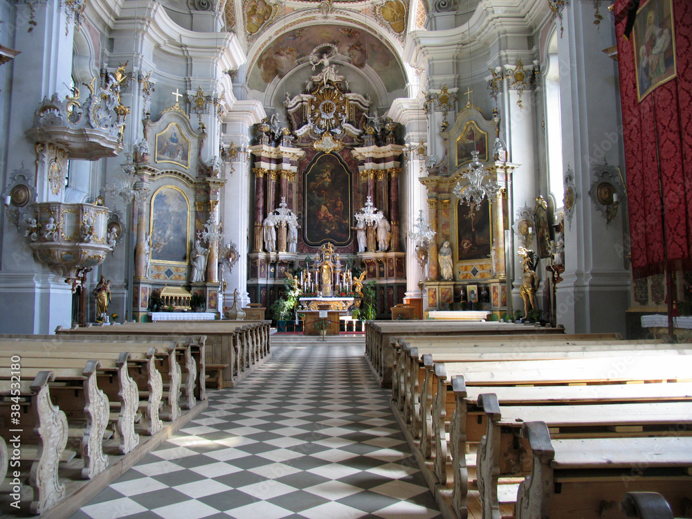 Innenansicht der  barocken Pfarrkirche von Toblach in Südtirol. Italien, Europa  --  
Interior view of the baroque parish church of Toblach in South Tyrol. Italy, Europe 

