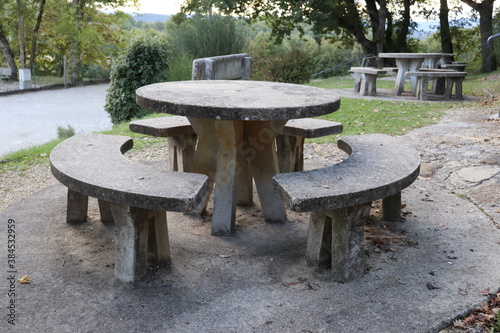 Table et bancs extérieurs en béton armé, ville de Puygiron, département de la Drôme, France