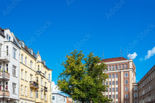 Gebäude und Baum in der Blücherstraße in der Hansestadt Rostock photo