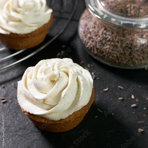 Fotografiet tartlets with lavender cream, beautifully decorated with a jar of lavender