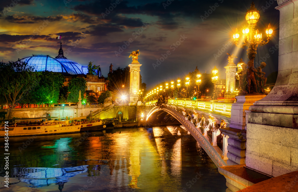 Obraz premium Bridge in Paris at night