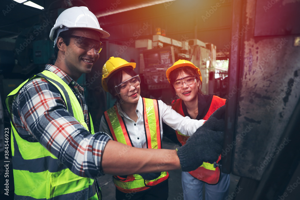 Obraz premium Engineer train new lady employee in industrial factory about machine repair and maintenance