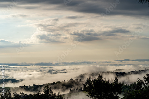 Frühnebel über dem Tal, Toskana