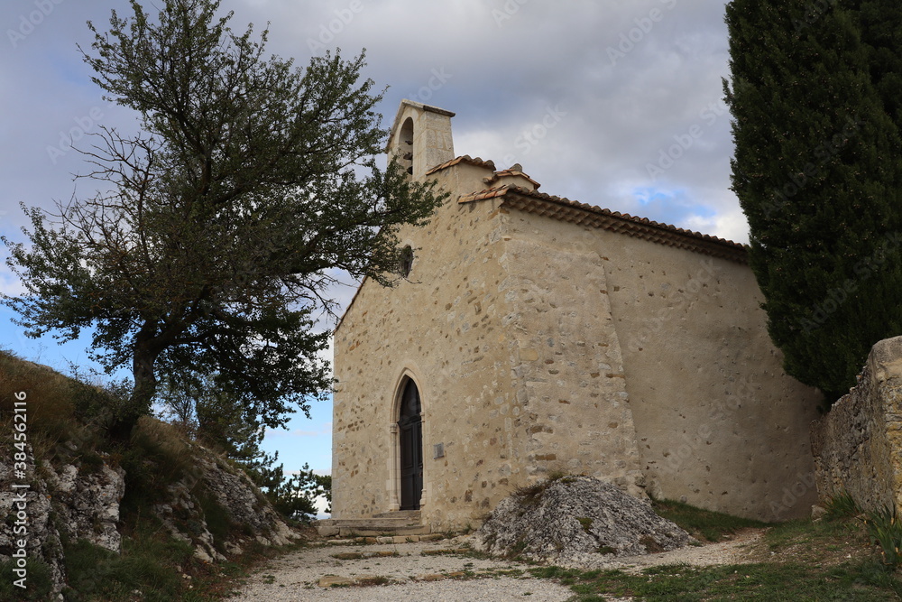 La chapelle Saint Blaise dans le château médiéval vue de l'extérieur, ville de Rochefort en Valdaine, département de la Drôme, France