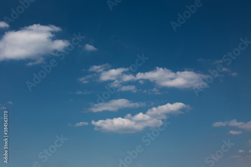 Fototapeta Naklejka Na Ścianę i Meble -  Blauer Himmel mit schönem Farbverlauf, einige kleine Wolken sind zu sehen. Sommer