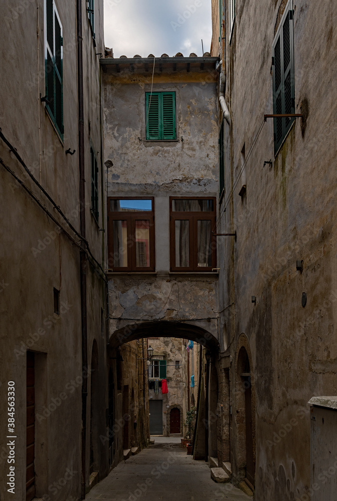 Enge Gasse in der Altstadt von Pitigliano in der Toskana in Italien