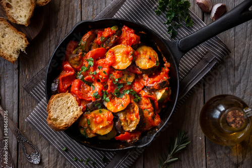 Photos Cooked vegetable ratatouille, traditional french vegetable dish