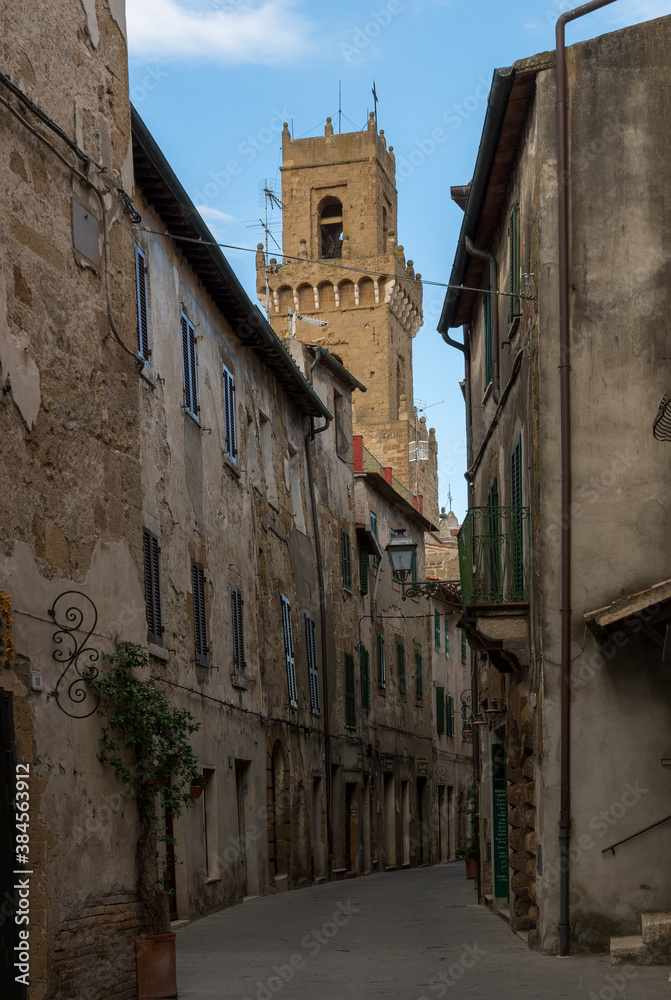 Straße in der Altstadt von Pitigliano in der Toskana in Italien 