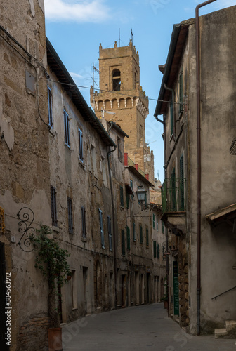 Stra  e in der Altstadt von Pitigliano in der Toskana in Italien 