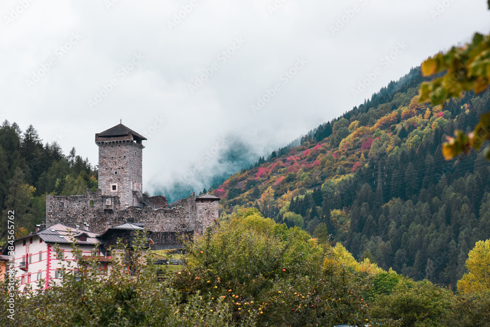 castello autunno paesaggio dramma storia scena Ossana Val di Sole Trentino 