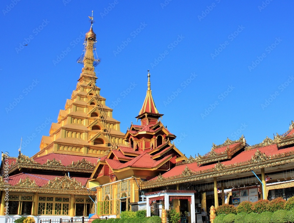 Fototapeta premium Mahamuni Buddha Pagoda in Mawlamyine, Myanmar
