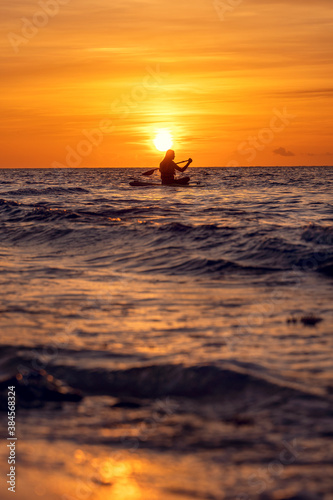 Fototapeta Naklejka Na Ścianę i Meble -  Mujer kayak en el amanecer