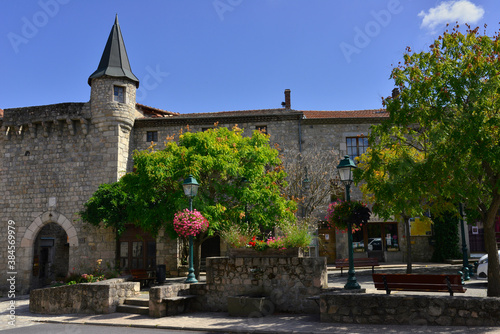 Place de la mairie face à la porte du Bourg de l'Homme à Désaignes (07570), Ardèche en Auvergne-Rhône-Alpes, France