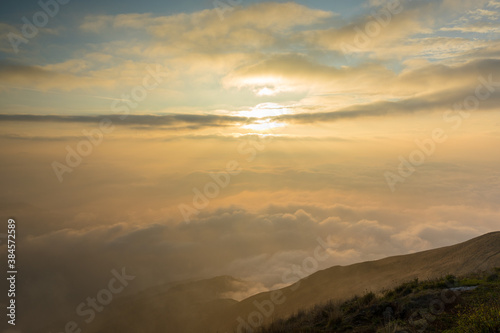 Formation d'une mer de nuage au coucher du soleil © rochagneux