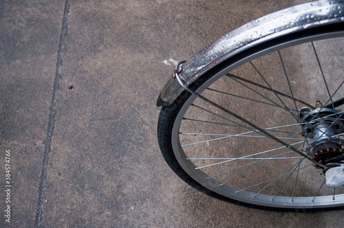 Canvas-taulu The wheel and mudguard of a vintage bike.