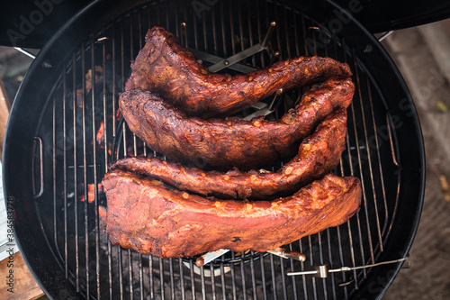 Geräucherte Spareribs am Kugelgrill photo