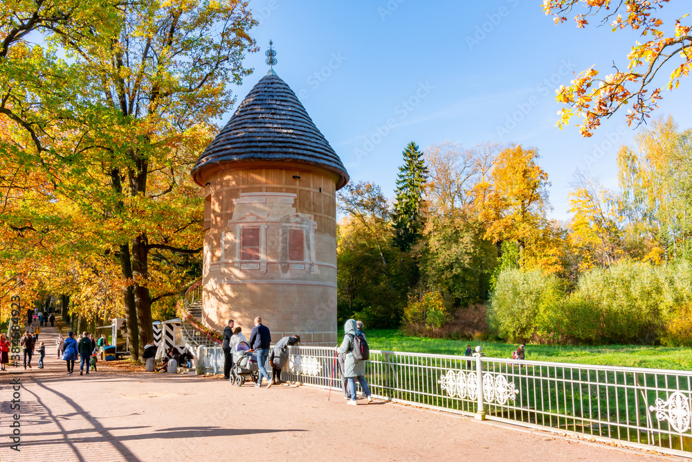 Obraz premium Pil tower in Pavlovsky park in autumn, Saint Petersburg, Russia