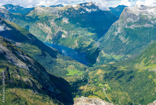 Urlaub in Süd-Norwegen: Panoramablick vom Aussichtspunkt Dalsnibba ins Tal zum schönen Geiranger Fjord runter