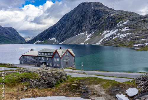 Urlaub in Süd-Norwegen: Altes Haus / Hütte am Djupvatnet an der Straße zum Aussichtspunkt Dalsnibba zum schönen Geiranger Fjord