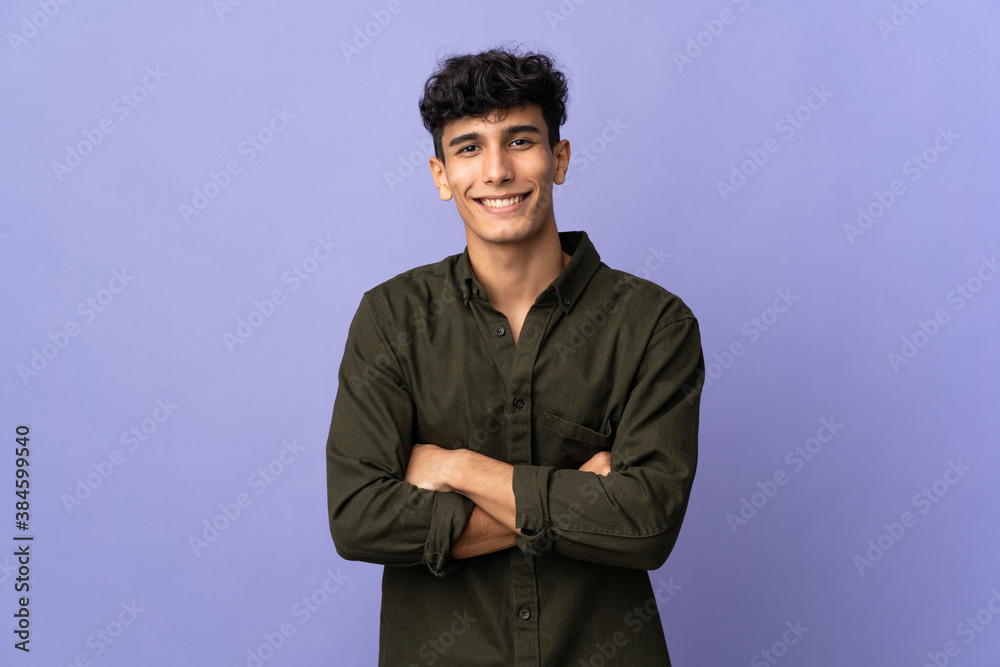 Obraz premium Young Argentinian man isolated on background with arms crossed and looking forward