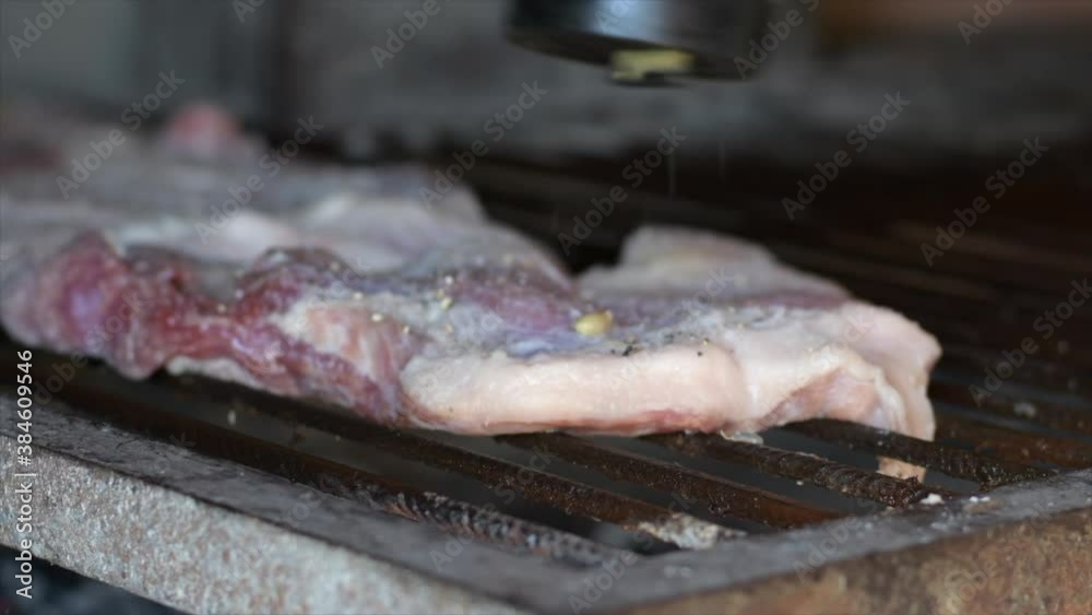 matambre de cerdo asado a parrilla con condimento pimienta en grano molida y limon