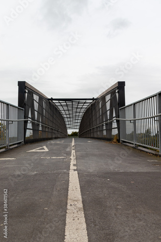 Obraz na płótnie Pedestrian bridge in Dublin w salonie