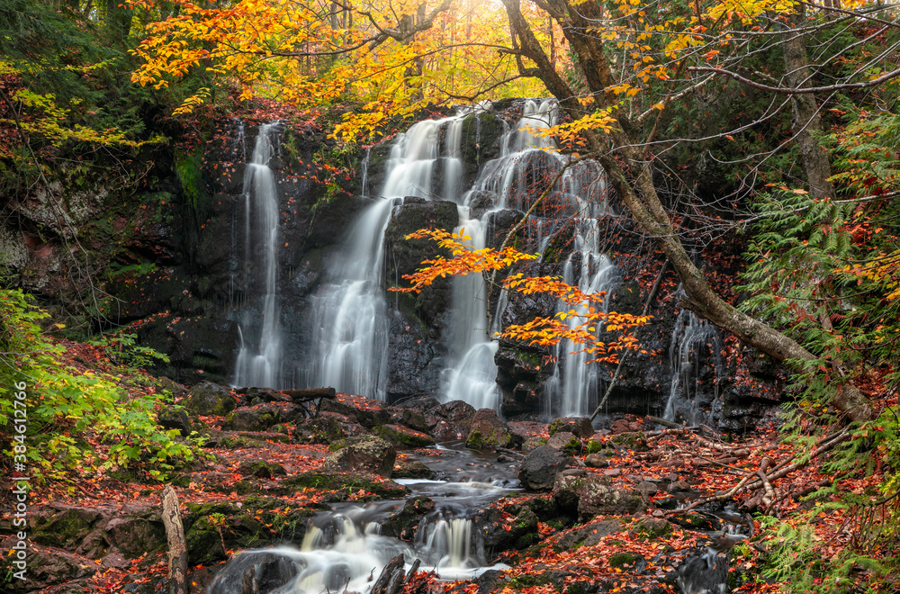 Scenic Hungarian water falls in autumn time in Michigan upper peninsula - obrazy, fototapety, plakaty 