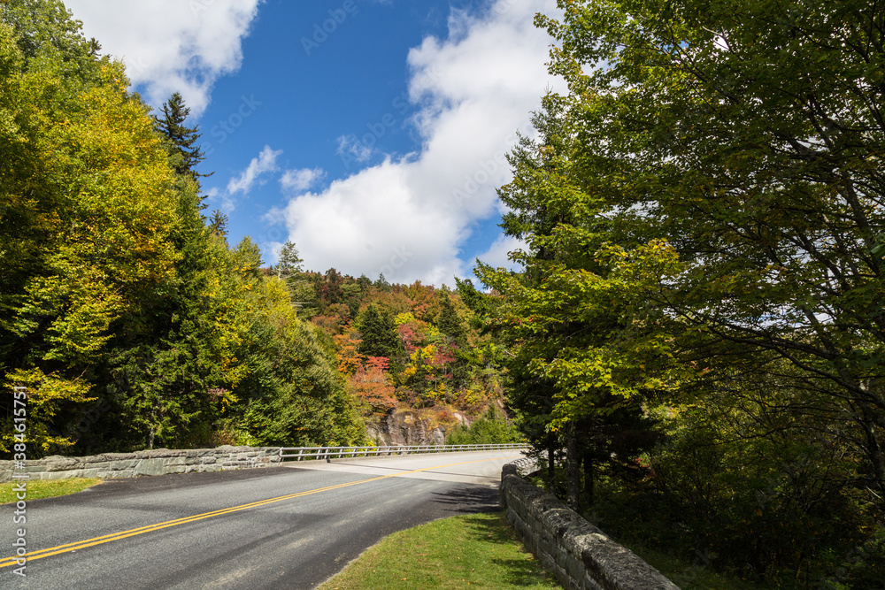 Fototapeta premium Autumn Mountain View from Blue Ridge parkway. Linville, NC