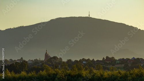 Fototapeta Naklejka Na Ścianę i Meble -  Kościół w Żywcu na tle góry Skrzyczne