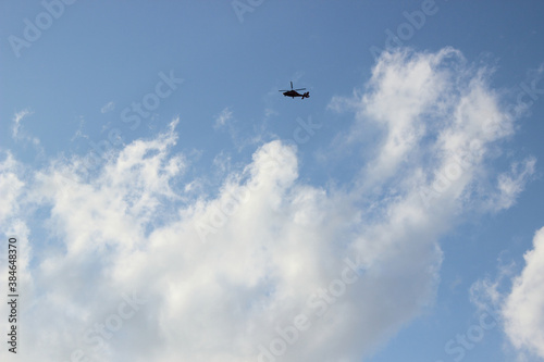 白い雲とヘリコプター