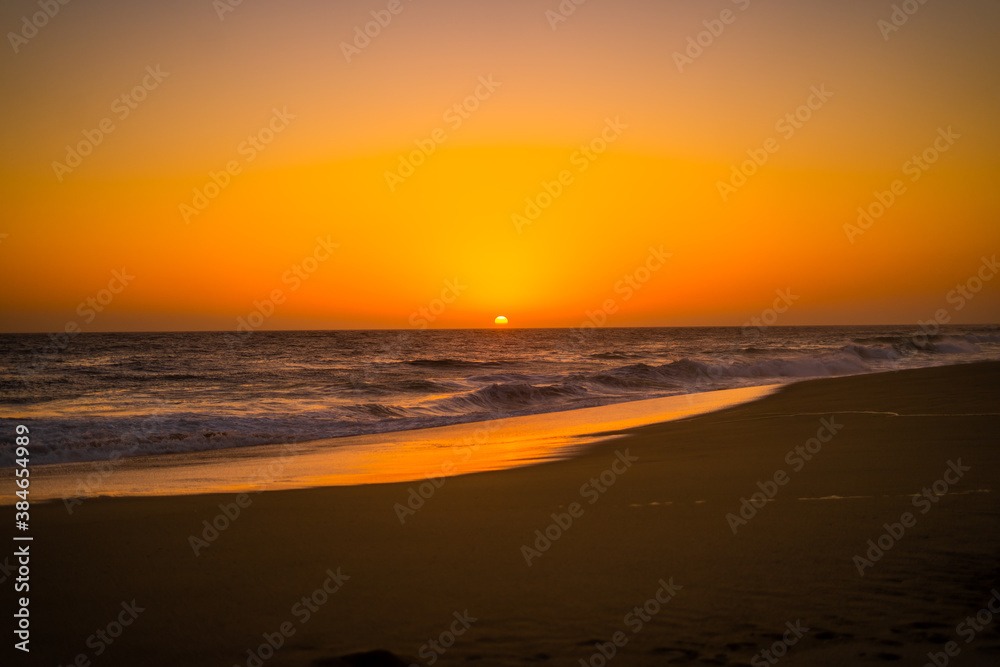 Presentó un bello atardecer en la playa Migriño ubicado en Cabo San Lucas, Baja California Sur; México