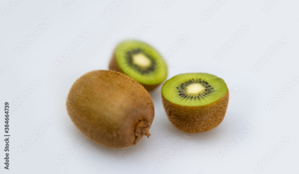 Obraz premium slices of kiwi fruit arranged into a background. Fresh tropic fruit for wallpaper design. kiwi photographed from the top view. flat lay fruit composition