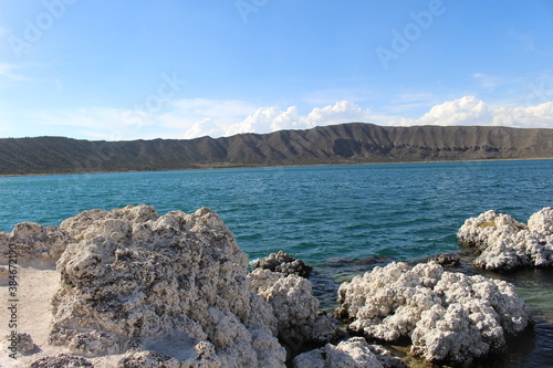 laguna en la montaña en el crater de un volcan sobre la carretera