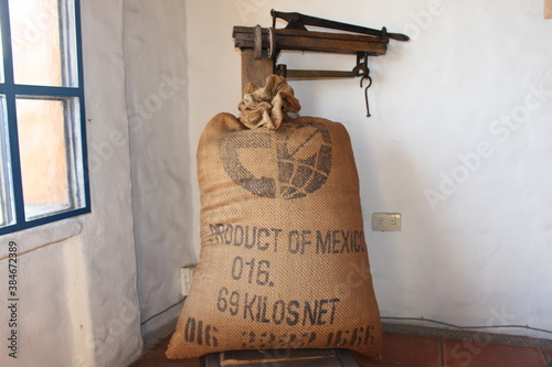 costal de cafe en grano dispuesto para vender