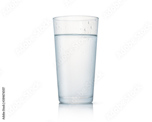グラスに注がれた一杯の水