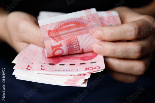 Foto Man counts yuan