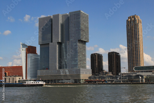 Boomtown Rotterdam  Blick   ber die Nieuwe Maas auf die Uferfront am Kop van Zuid  Wilhelminapier 