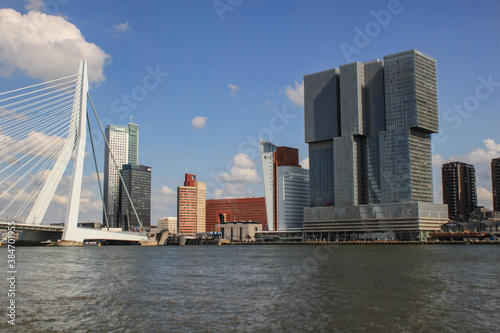 Boomtown Rotterdam; Blick zur Uferfront am Kop van Zuid mit Erasmusbrücke