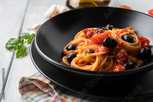 Spaghetti alla puttanesca, tipico piatto della cucina italiana 
