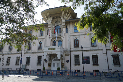 Tableau sur toile Exterior architecture and front facade design of 'Marmara University Cumhuriyet